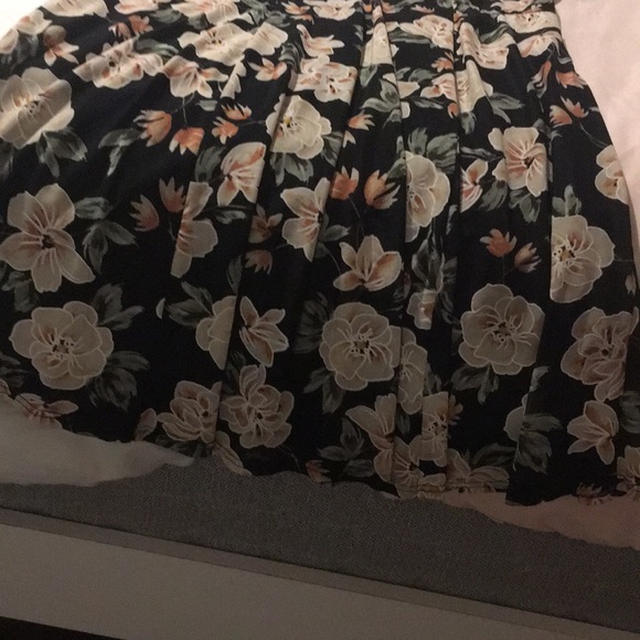 Black dress with flowers - Picture 4 of 5